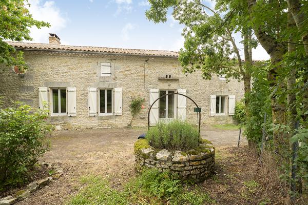 Moragne (17430) Ferme de 300m² en vente 369600 € à Moragne