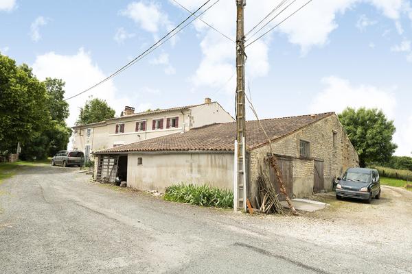 Moragne (17430) Ferme de 300m² en vente 369600 € à Moragne