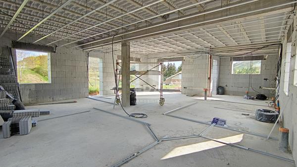 Maison de plain-pied, toit plat, 2 chambres 76.40 m2, carport, terrasse sur terrain 350 m2