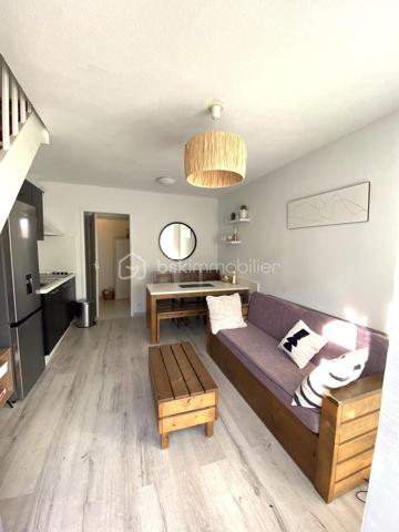 Appartement T3 en résidence sécurisée face au lac d'Aureilhan**

Découvrez ce charmant appartement de type 3, idéalement situé dans une résidence sécurisée, en face du lac d'Aureilhan, offrant un cadre de vie privilégié entre nature et océan.

En parfait état, ce bien séduit par son ambiance chaleureuse et son intérieur particulièrement cosy. Il comprend une agréable pièce de vie ouvrant sur une terrasse privative, une cuisine fonctionnelle, une salle d'eau avec douche, des toilettes séparées, ainsi que deux grandes chambres à l'étage.

La résidence dispose d'une piscine et d'un parking privé sécurisé, apportant confort et sérénité au quotidien.

Avec une capacité d'accueil pouvant aller jusqu'à 6 couchages, cet appartement représente une excellente opportunité pour la location saisonnière tout en constituant un investissement patrimonial de qualité.

Un bien rare, idéal pour profiter de la région ou développer un projet locatif rentable.