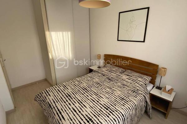 Appartement T3 en résidence sécurisée face au lac d'Aureilhan**

Découvrez ce charmant appartement de type 3, idéalement situé dans une résidence sécurisée, en face du lac d'Aureilhan, offrant un cadre de vie privilégié entre nature et océan.

En parfait état, ce bien séduit par son ambiance chaleureuse et son intérieur particulièrement cosy. Il comprend une agréable pièce de vie ouvrant sur une terrasse privative, une cuisine fonctionnelle, une salle d'eau avec douche, des toilettes séparées, ainsi que deux grandes chambres à l'étage.

La résidence dispose d'une piscine et d'un parking privé sécurisé, apportant confort et sérénité au quotidien.

Avec une capacité d'accueil pouvant aller jusqu'à 6 couchages, cet appartement représente une excellente opportunité pour la location saisonnière tout en constituant un investissement patrimonial de qualité.

Un bien rare, idéal pour profiter de la région ou développer un projet locatif rentable.