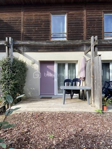Appartement T3 en résidence sécurisée face au lac d'Aureilhan**

Découvrez ce charmant appartement de type 3, idéalement situé dans une résidence sécurisée, en face du lac d'Aureilhan, offrant un cadre de vie privilégié entre nature et océan.

En parfait état, ce bien séduit par son ambiance chaleureuse et son intérieur particulièrement cosy. Il comprend une agréable pièce de vie ouvrant sur une terrasse privative, une cuisine fonctionnelle, une salle d'eau avec douche, des toilettes séparées, ainsi que deux grandes chambres à l'étage.

La résidence dispose d'une piscine et d'un parking privé sécurisé, apportant confort et sérénité au quotidien.

Avec une capacité d'accueil pouvant aller jusqu'à 6 couchages, cet appartement représente une excellente opportunité pour la location saisonnière tout en constituant un investissement patrimonial de qualité.

Un bien rare, idéal pour profiter de la région ou développer un projet locatif rentable.