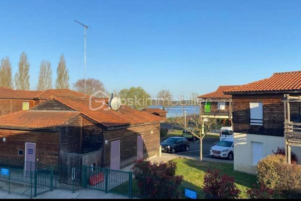 Appartement T3 en résidence sécurisée face au lac d'Aureilhan**

Découvrez ce charmant appartement de type 3, idéalement situé dans une résidence sécurisée, en face du lac d'Aureilhan, offrant un cadre de vie privilégié entre nature et océan.

En parfait état, ce bien séduit par son ambiance chaleureuse et son intérieur particulièrement cosy. Il comprend une agréable pièce de vie ouvrant sur une terrasse privative, une cuisine fonctionnelle, une salle d'eau avec douche, des toilettes séparées, ainsi que deux grandes chambres à l'étage.

La résidence dispose d'une piscine et d'un parking privé sécurisé, apportant confort et sérénité au quotidien.

Avec une capacité d'accueil pouvant aller jusqu'à 6 couchages, cet appartement représente une excellente opportunité pour la location saisonnière tout en constituant un investissement patrimonial de qualité.

Un bien rare, idéal pour profiter de la région ou développer un projet locatif rentable.