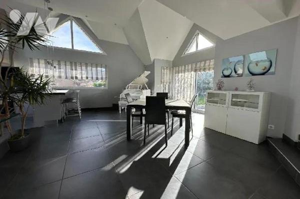 A VENDRE Maison T6, 4 chambres, à AMFREVILLE-LA-MI-VOIE (76920). Maison contemporaine d'archite...