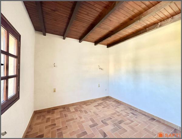 Maison familiale avec garage et grand terrain clôturé