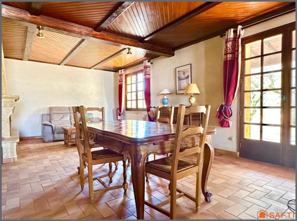 Maison familiale avec garage et grand terrain clôturé