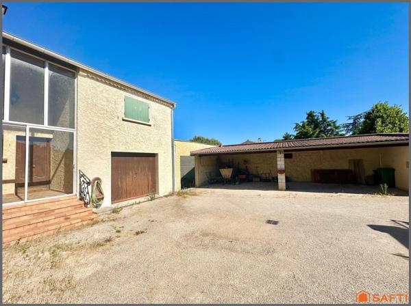 Maison familiale avec garage et grand terrain clôturé