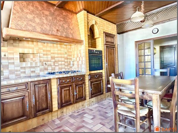 Maison familiale avec garage et grand terrain clôturé