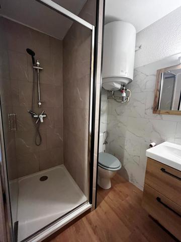 Studio entièrement rénové avec gout avec parking couvert privatif