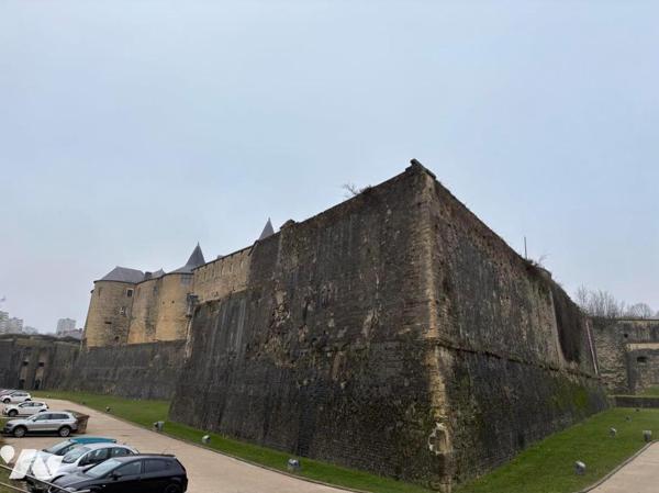 Spécial investisseur, immeuble de rapport situé en face du château fort de Sedan comprenant:

...