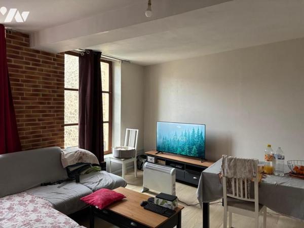 Spécial investisseur, immeuble de rapport situé en face du château fort de Sedan comprenant:

...