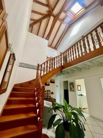 Maison à louer    7 pièces • 230 m2 Prévessin-Moëns