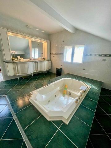 Maison à louer    7 pièces • 230 m2 Prévessin-Moëns