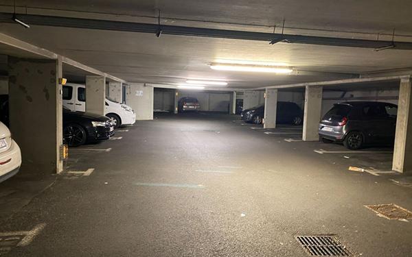 Stationnement à louer    Brest