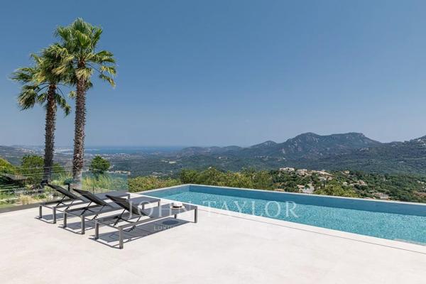 Belle villa contemporaine dans un domaine sécurisé avec vue mer panoramique