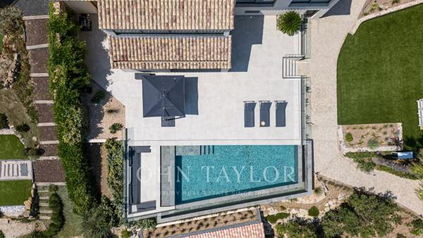 Belle villa contemporaine dans un domaine sécurisé avec vue mer panoramique