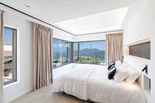 Belle villa contemporaine dans un domaine sécurisé avec vue mer panoramique