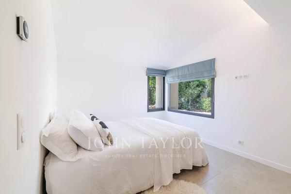 Belle villa contemporaine dans un domaine sécurisé avec vue mer panoramique