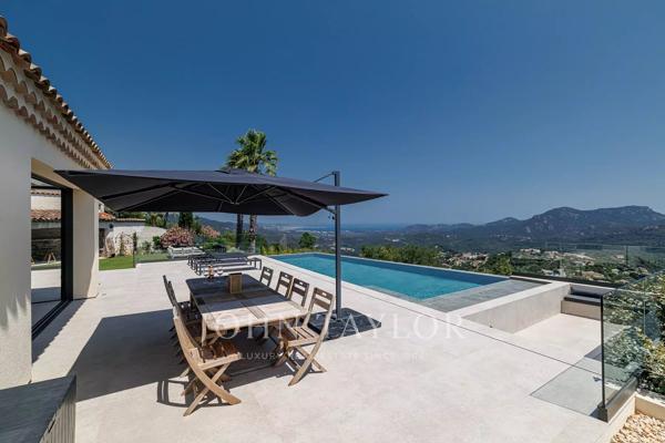 Belle villa contemporaine dans un domaine sécurisé avec vue mer panoramique