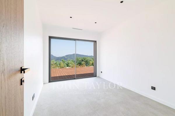 Belle villa contemporaine dans un domaine sécurisé avec vue mer panoramique