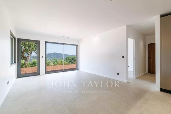 Belle villa contemporaine dans un domaine sécurisé avec vue mer panoramique