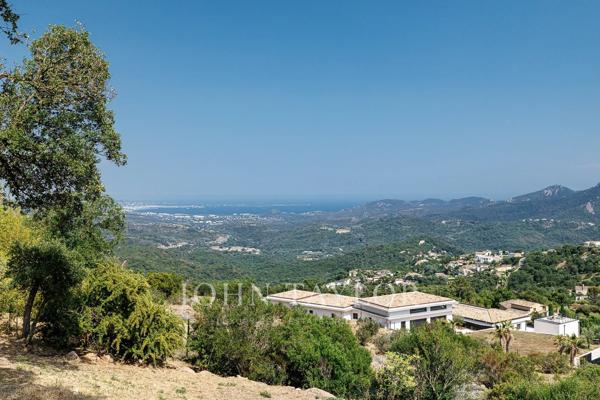 Belle villa contemporaine dans un domaine sécurisé avec vue mer panoramique