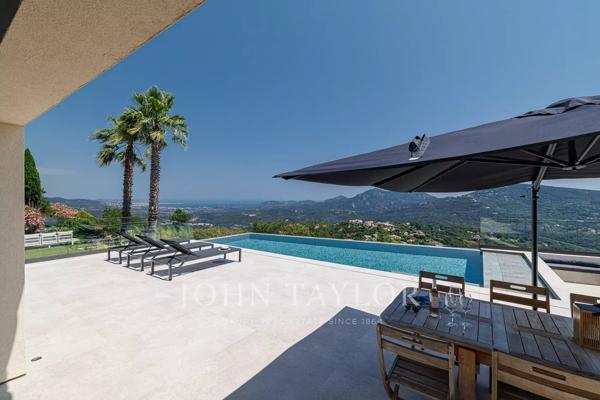 Belle villa contemporaine dans un domaine sécurisé avec vue mer panoramique