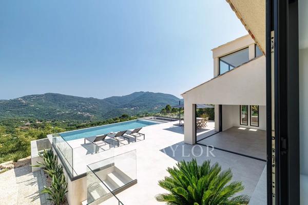 Belle villa contemporaine dans un domaine sécurisé avec vue mer panoramique