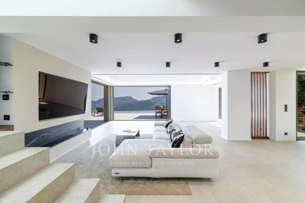 Belle villa contemporaine dans un domaine sécurisé avec vue mer panoramique
