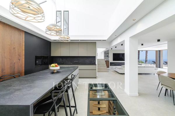 Belle villa contemporaine dans un domaine sécurisé avec vue mer panoramique