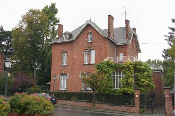 Maison de maître, beaux volumes. Le tout érigé sur 07a80ca.