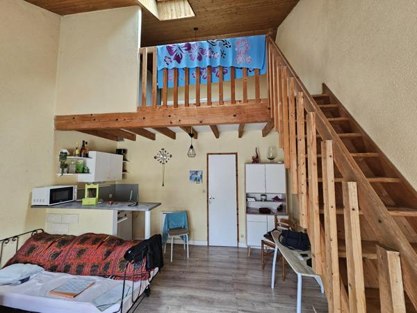 MIGNALOUX-BEAUVOIR En face du CHU, immeuble de 7 appartements.