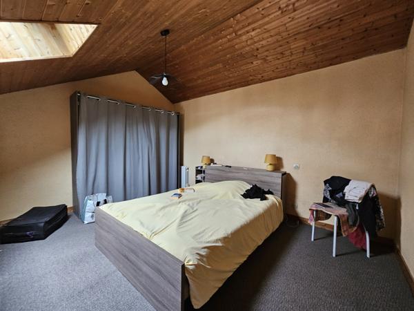 MIGNALOUX-BEAUVOIR En face du CHU, immeuble de 7 appartements.