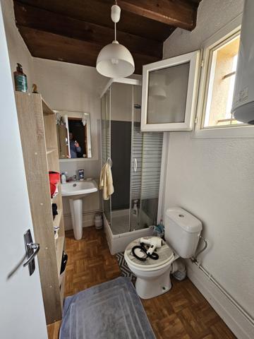 MIGNALOUX-BEAUVOIR En face du CHU, immeuble de 7 appartements.