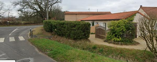 MIGNALOUX-BEAUVOIR En face du CHU, immeuble de 7 appartements.