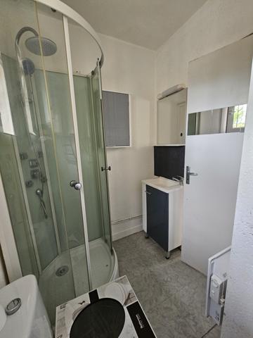 MIGNALOUX-BEAUVOIR En face du CHU, immeuble de 7 appartements.