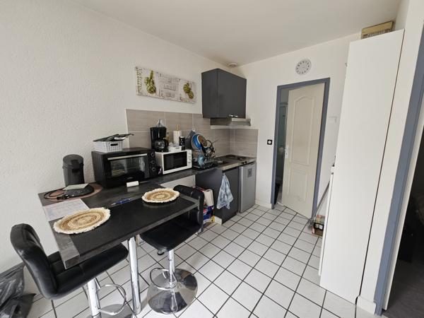 MIGNALOUX-BEAUVOIR En face du CHU, immeuble de 7 appartements.