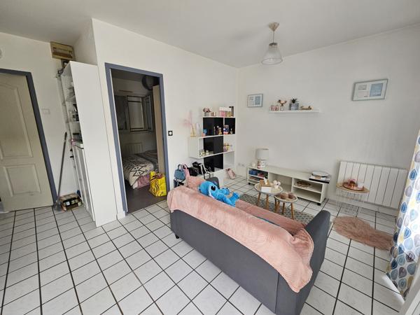 MIGNALOUX-BEAUVOIR En face du CHU, immeuble de 7 appartements.