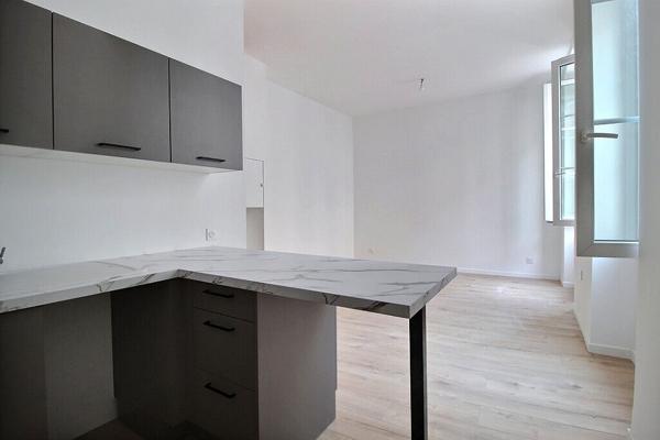 MARSEILLE 6- SECTEUR LODI - STUDIO RENOVE COMTEMPORAIN -