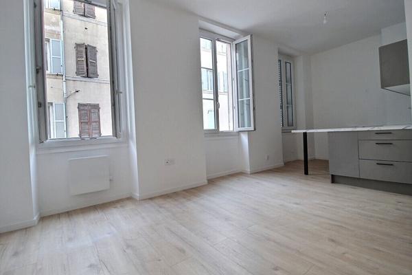 MARSEILLE 6- SECTEUR LODI - STUDIO RENOVE COMTEMPORAIN -