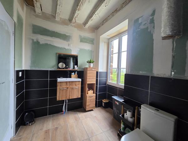 Maison atypique à rénover - Ancienne école - 180 m² potentiel - Vernie (25 min du Mans)