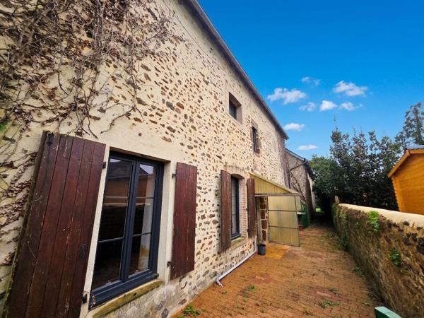 Maison atypique à rénover - Ancienne école - 180 m² potentiel - Vernie (25 min du Mans)