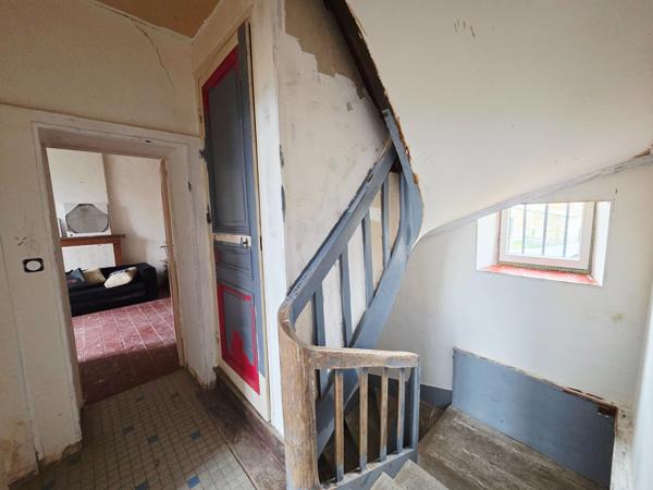 Maison atypique à rénover - Ancienne école - 180 m² potentiel - Vernie (25 min du Mans)