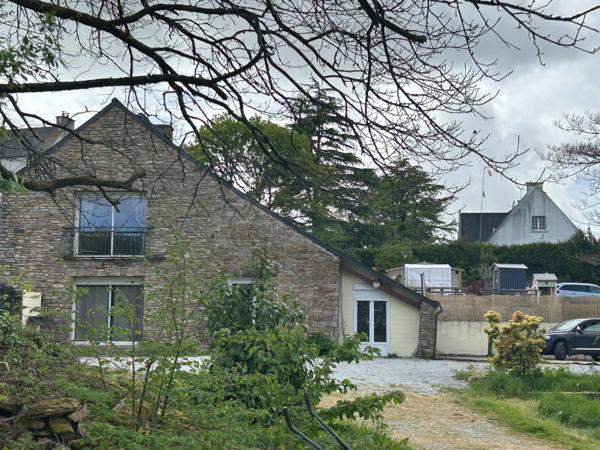 CHARMANTE LONGERE 200 m² BOURG DE GRAND-CHAMP (56)