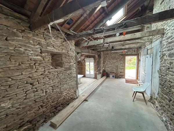 CHARMANTE LONGERE 200 m² BOURG DE GRAND-CHAMP (56)
