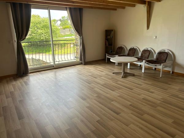 CHARMANTE LONGERE 200 m² BOURG DE GRAND-CHAMP (56)