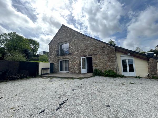 CHARMANTE LONGERE 200 m² BOURG DE GRAND-CHAMP (56)
