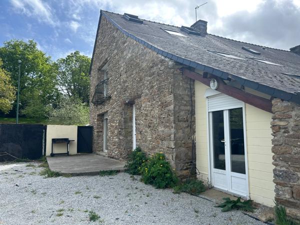 CHARMANTE LONGERE 200 m² BOURG DE GRAND-CHAMP (56)