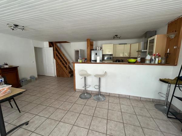 CHARMANTE LONGERE 200 m² BOURG DE GRAND-CHAMP (56)