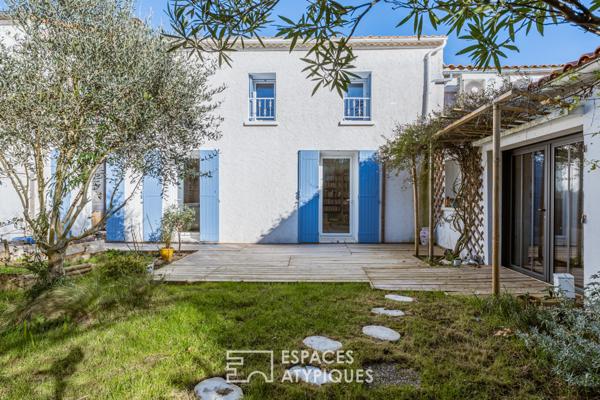 Lumineuse et élégante maison, véritable invitation à la douceur